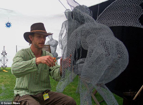 图片频道-艺术家用铁丝网创造惊人雕塑