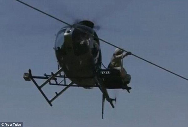 图片频道-美电工乘直升机修高压线