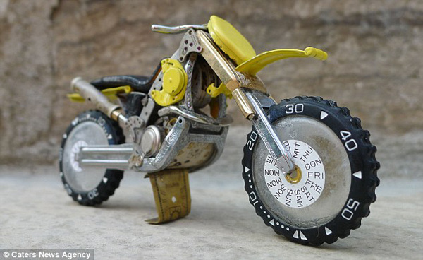 图片频道-艺术家用废弃手表巧制摩托车模型