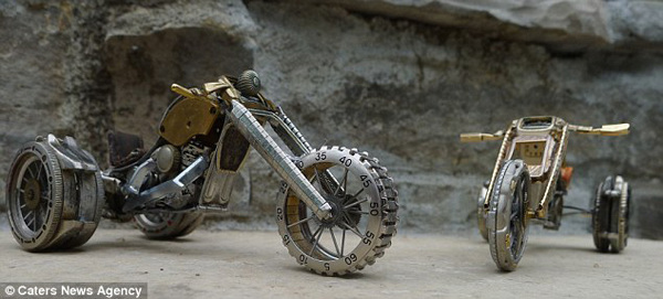 图片频道-艺术家用废弃手表巧制摩托车模型