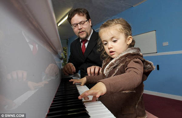 图片频道-英国2岁钢琴神童演奏会上大放异彩