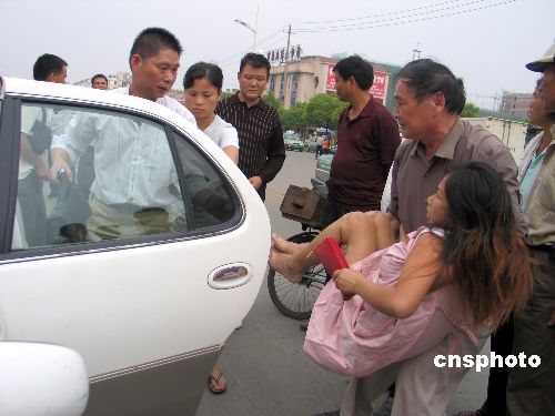 图:孕妇横穿马路遭车祸险丢性命