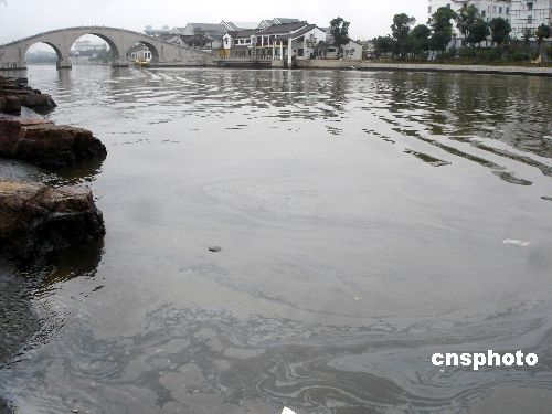 图:苏州发生严重油污泄漏河道事件
