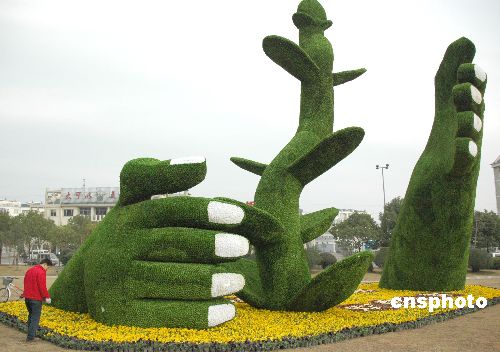 图:巨型绢花雕塑亮相浙江台州一公园