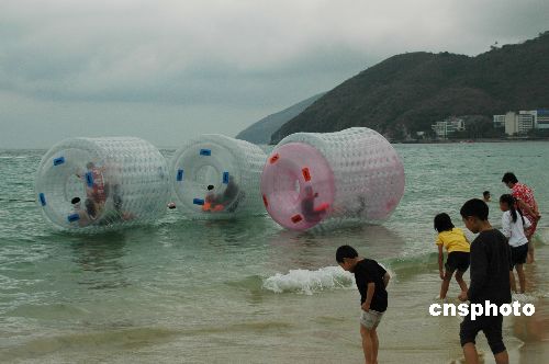 图:三亚海上娱乐活动惹游人喜欢