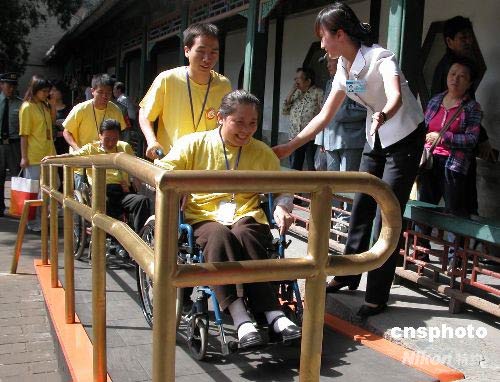 60多名残疾人感受颐和园无障碍设施的便捷