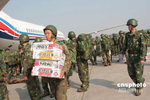 图:汶川地震中国空降兵奔赴四川灾区