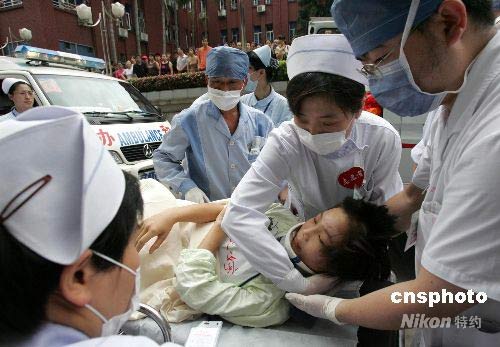 图:首批四川地震伤病员抵达福建