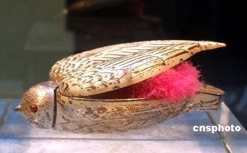 图:百年历史古董粉盒在上海展出