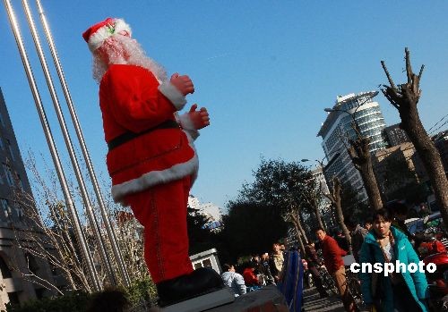 图:圣诞老人北京街头唱歌跳舞送祝福