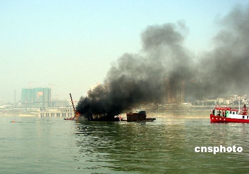图:广西梧州西江江面一船只两度爆炸
