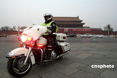 图:长安街交警骑崭新哈雷摩托车执勤