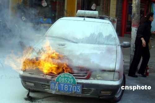 图:郑州一辆出租车当街自燃