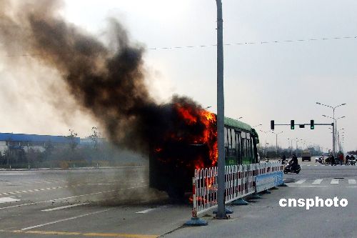 江苏盐城一公交车载客途中发生自燃