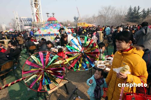 图:北京洋庙会小吃一条街人头攒动