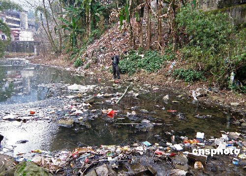 图:重庆云阳农村小镇饮用水源污染严重