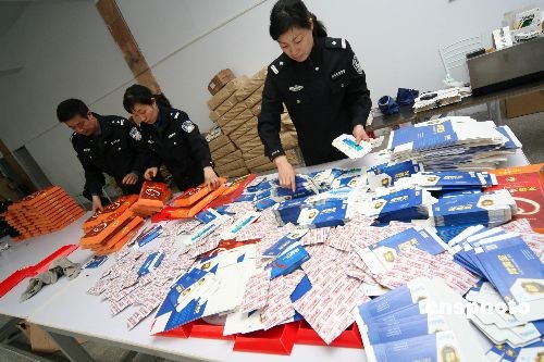 图:河南许昌警方破获一制造假药窝点