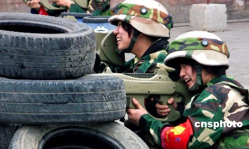 图:北京女孩热玩野战射击游戏