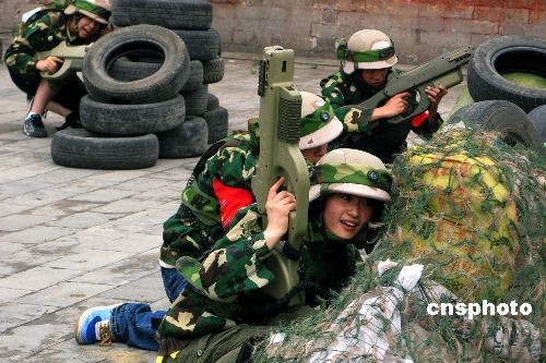 图:北京女孩热玩野战射击游戏