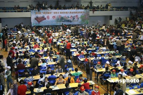图:扬州在市民日举办千人围棋比赛