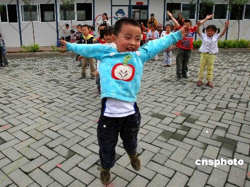 图:地震灾区小朋友用手语歌表达心情