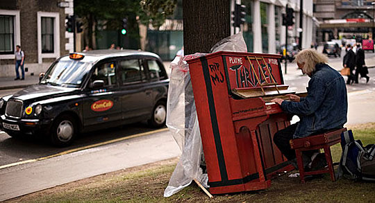 图:伦敦街头30架钢琴供人弹奏