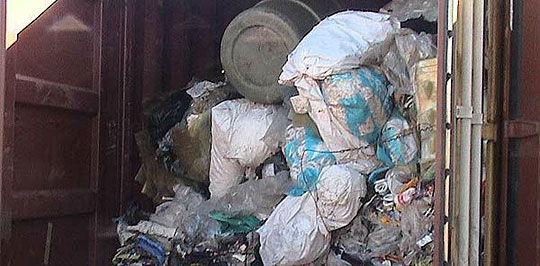 图:英国垃圾集装箱出现在巴西港口