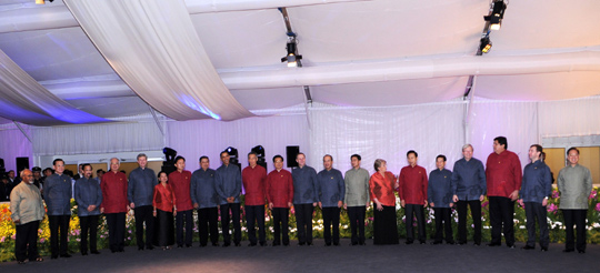 图:APEC峰会领导人穿新加坡特色服装合影