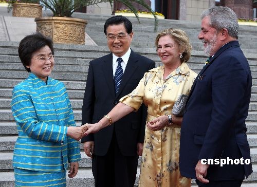 胡锦涛与夫人欢迎巴西联邦共和国总统卢拉与夫
