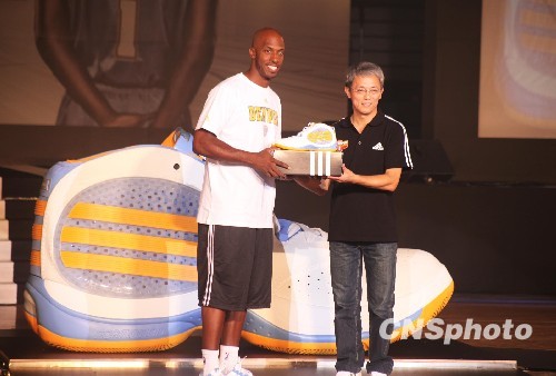 图:NBA巨星比卢普斯登台获赠巨型篮球鞋