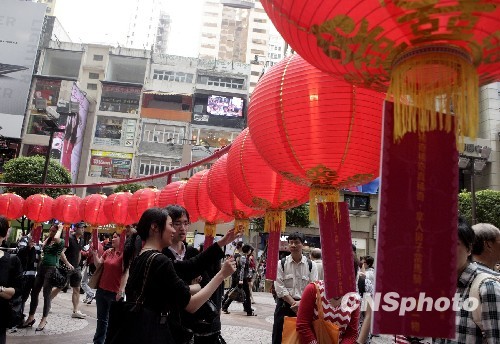 香港元宵节猜谜语活动吸引游客参与