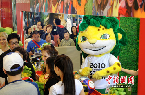 香港足球世界杯特许商品店热闹开张