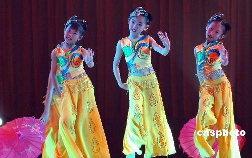 图:北京小学生表演舞蹈庆祝建国60周年