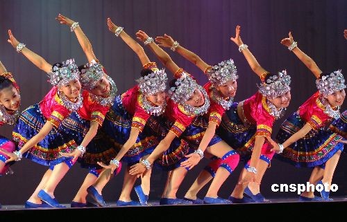 图:北京小学生表演舞蹈庆祝建国60周年