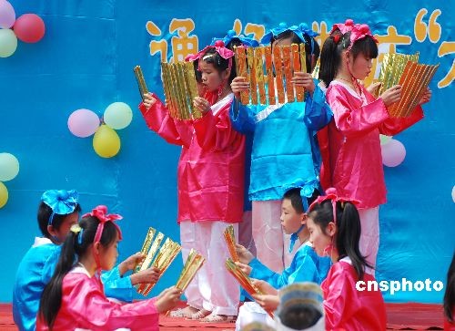 图:广西儿童穿汉服诵经典 庆六一