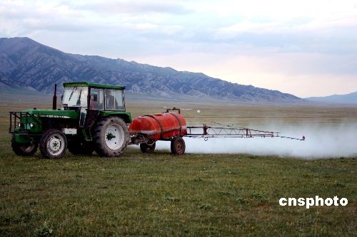 图:新疆生产建设兵团用生物方法灭草原蝗虫
