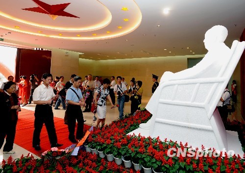图:上杭籍开国将军后代向毛泽东塑像献花