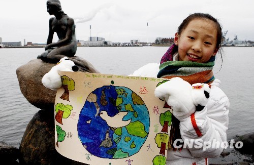 图:中国小学生丹麦美人鱼旁呼吁环保