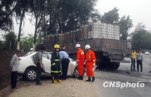 图:广西合浦往钦州方向二级路发生车祸致1死3