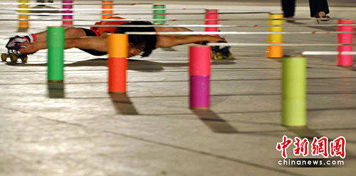 河北12岁女孩创造轮滑过低杆吉尼斯世界纪录