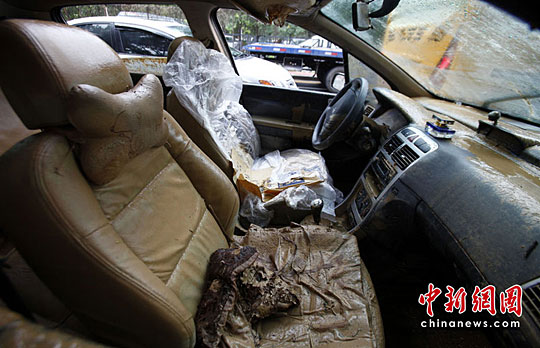 图:广州大雨 地下车库汽车遭殃