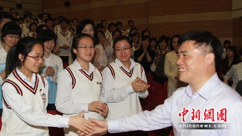 图:郝龙斌参访上海复兴高级中学
