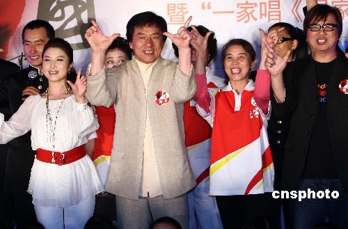 图:成龙用手语和北京市民同唱《国家》