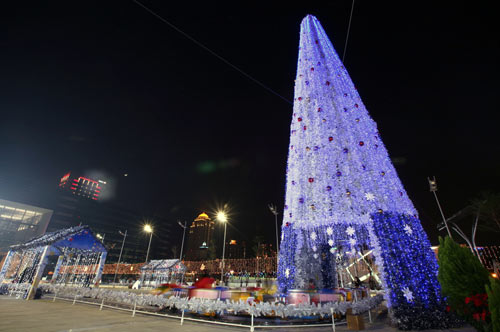 图:台中广场银色圣诞树与豪宅顶楼相辉映