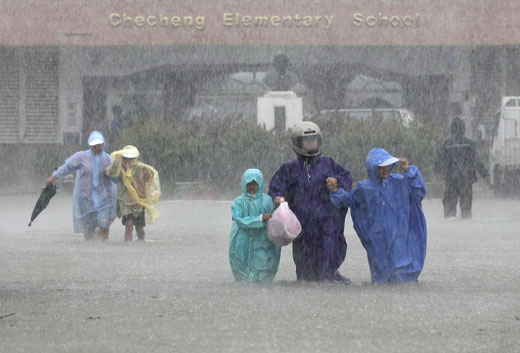 组图:台风过境暴雨持续 屏东地区多地淹水