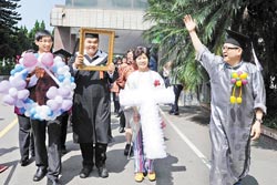 台湾高校毕业典礼学生穿寿衣捧遗照框（图）