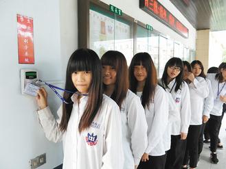 台湾一私立高中设立新制度 学生打卡上下学