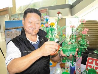 台湾癌症患者做手工 废弃垃圾变美丽盆栽
