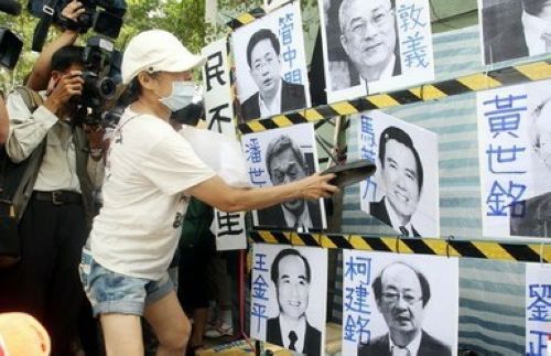 台湾社团开展万人募破鞋丢鞋抗议马英九（图）