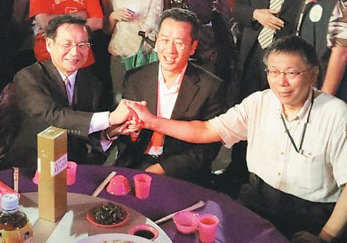 台北市长三位参选人首同台与出租车司机同吃饭